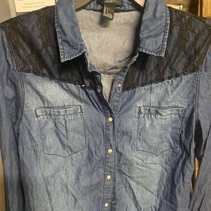 Blue Jean shirt w/black lace detail, Rodeo ready! ✨
